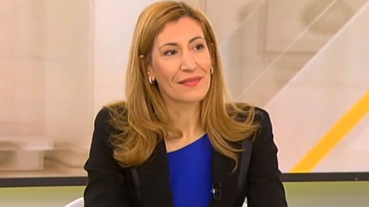 Ангелкова разби сплетните на Симеонов с документи за апартамента си