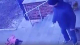 Смразяващо: Брутален баща метна дъщеря си от 2 м по стълбите (ВИДЕО)