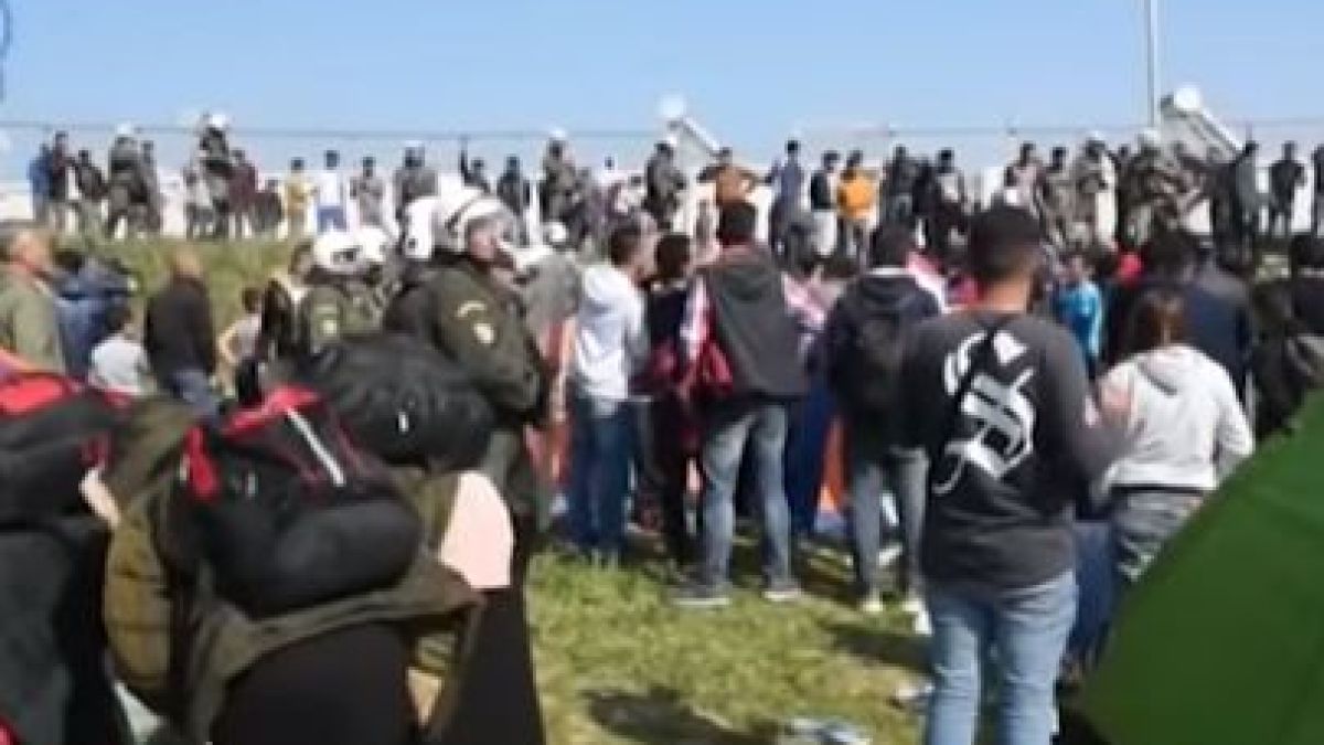 Страшно ВИДЕО от сблъсъка на ордите бежанци и полицията край Солун