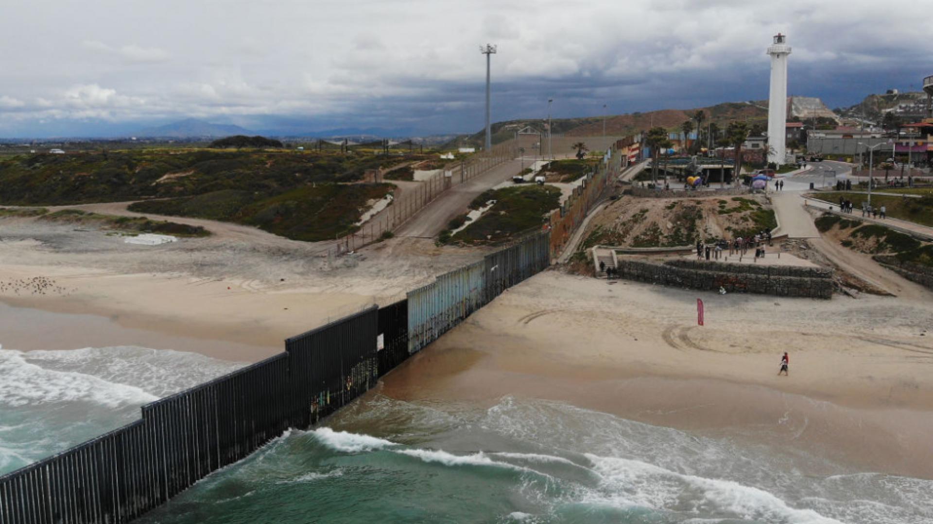 Тръмп на стената: Не можем повече да приемаме незаконни имигранти