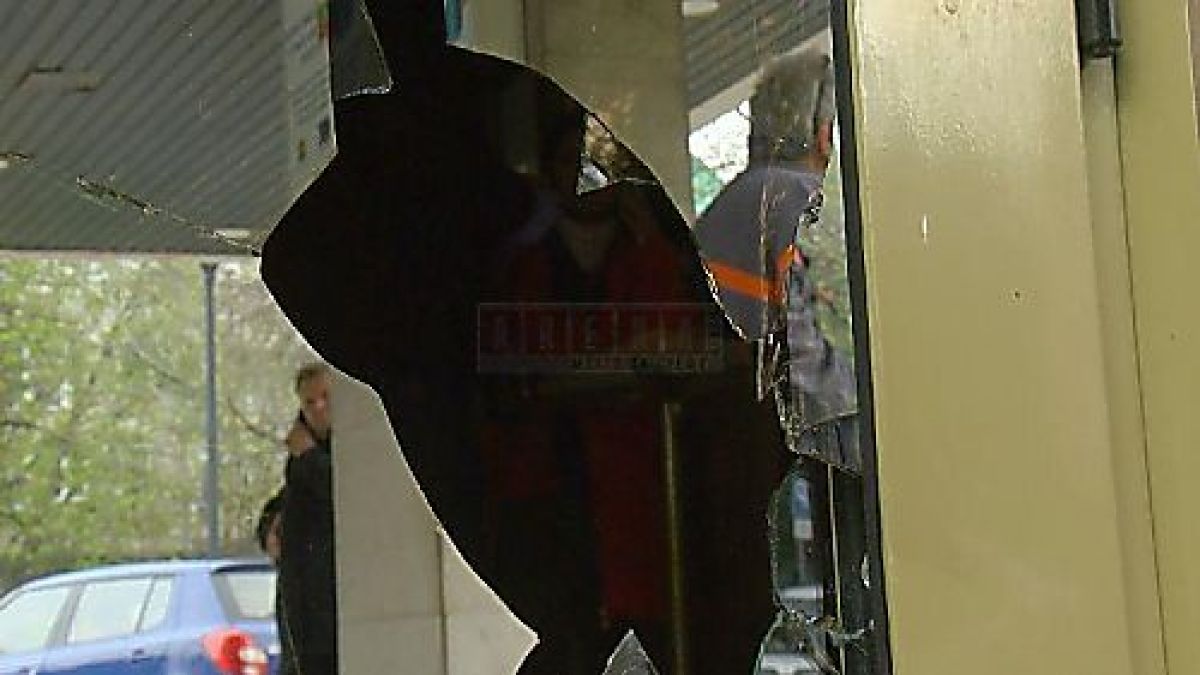 Вандал направи голяма простотия на входа на Община Русе (СНИМКИ)