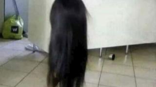 Баща в шок от съществото с дълги черни коси, бродещо из дома му (ВИДЕО)