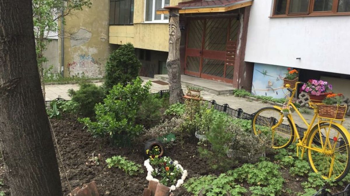 Всички хвалят задружни съседи от столичен блок за тази градинка (СНИМКА)
