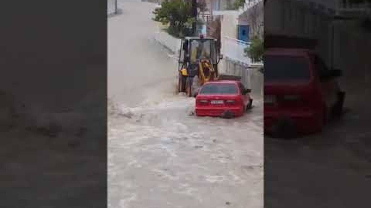 Водна стихия помете остров Крит (ВИДЕО)