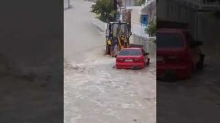 Водна стихия помете остров Крит (ВИДЕО)