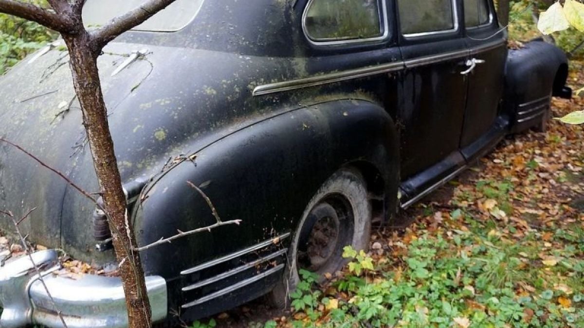 Съветска лимузина ЗиС-110 бе открита след 60 години на улицата (СНИМКИ)