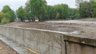 Опасност край Катуница! Водите на Чая настъпват към дигата (СНИМКА)