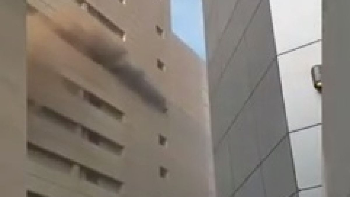 Шокиращо ВИДЕО 18+! Вижте как отчаян човек скача от небостъргача в Банкок