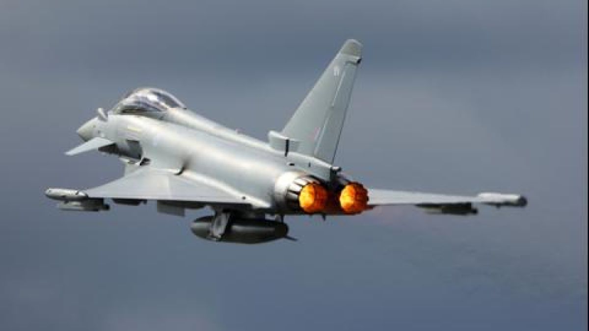 Изтребители Eurofighter гонят самолет над Балканите