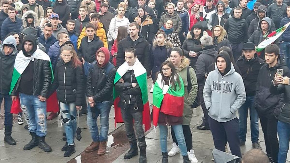 Битият магазинер е в центъра на протеста в Габрово, градът е заварден (НА ЖИВО)