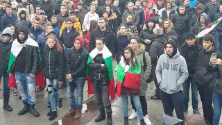 Битият магазинер е в центъра на протеста в Габрово, градът е заварден (НА ЖИВО)