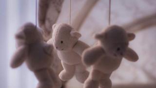 32 бебета са се задушили в популярна люлка