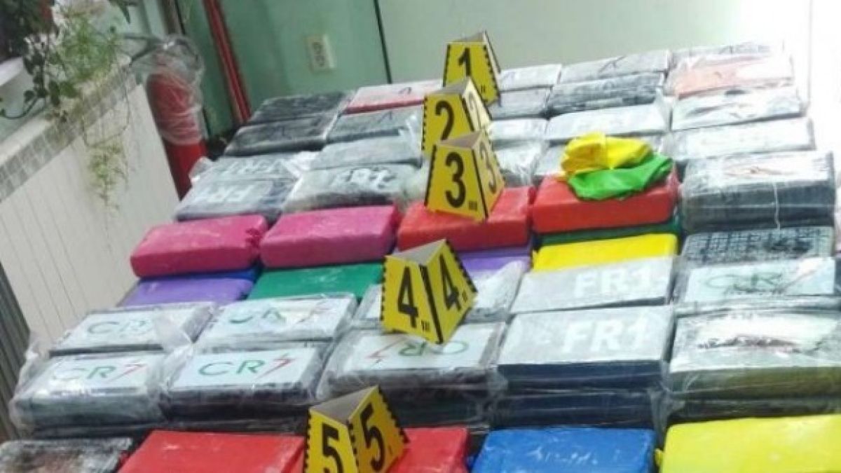 Стана ясно какво означават странните лога на пакетите с кока в Черно море
