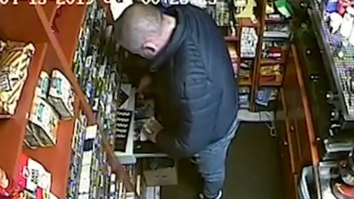 Продавач в магазин гаврътна алкохол, бръкна в касата и...  (ВИДЕО)