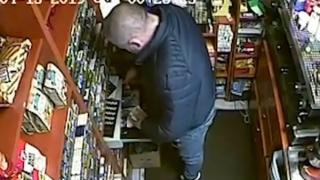 Продавач в магазин гаврътна алкохол, бръкна в касата и...  (ВИДЕО)