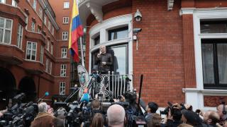 Асандж бил ужасен мърляч в посолството – смърдял и постоянно вдигал скандали