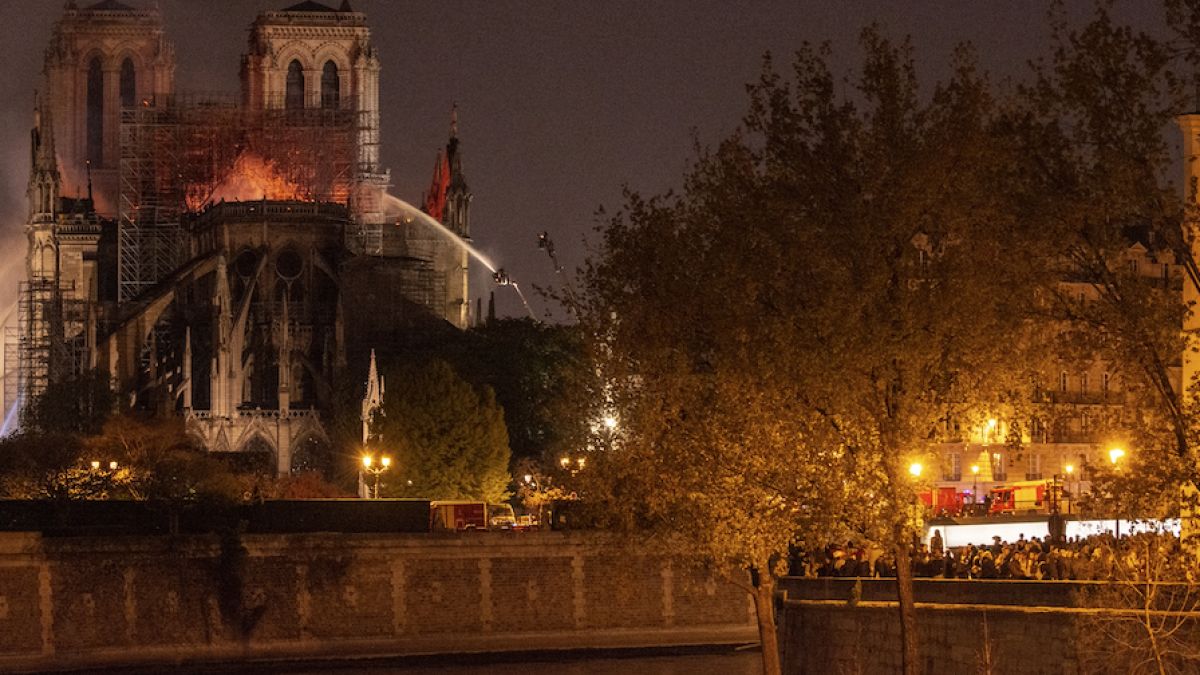Светът плаче след огнената трагедия с "Нотр Дам" (ОБЗОР)