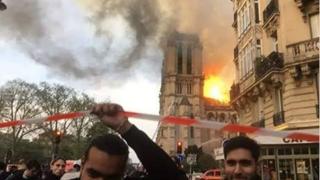 Само в БЛИЦ! Шокираща СНИМКА показва гавра на мигранти при пожара в "Нотр Дам"! 