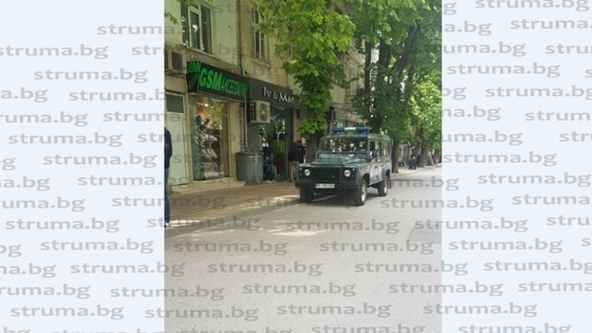 Екшън: Гъмжи от ченгета в Сандански заради...