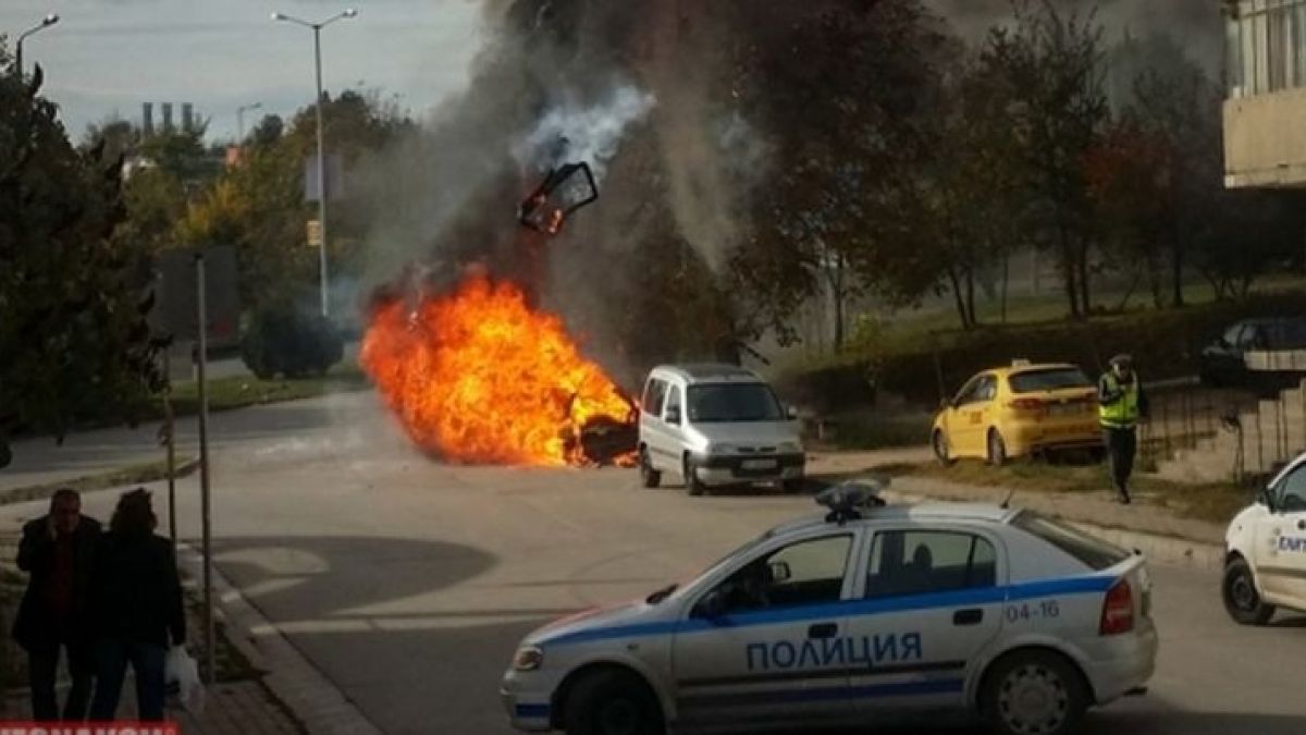 Ексклузивно в БЛИЦ! Кола се взриви в движение на столично кръгово (СНИМКИ/ВИДЕО)