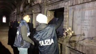 Полицията в Рим в шок! Намериха хиляди дози кокаин на най-зловещото място