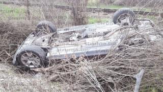 Зрелище! Син на дървен бос вози авери с БМВ, но се обърна по таван