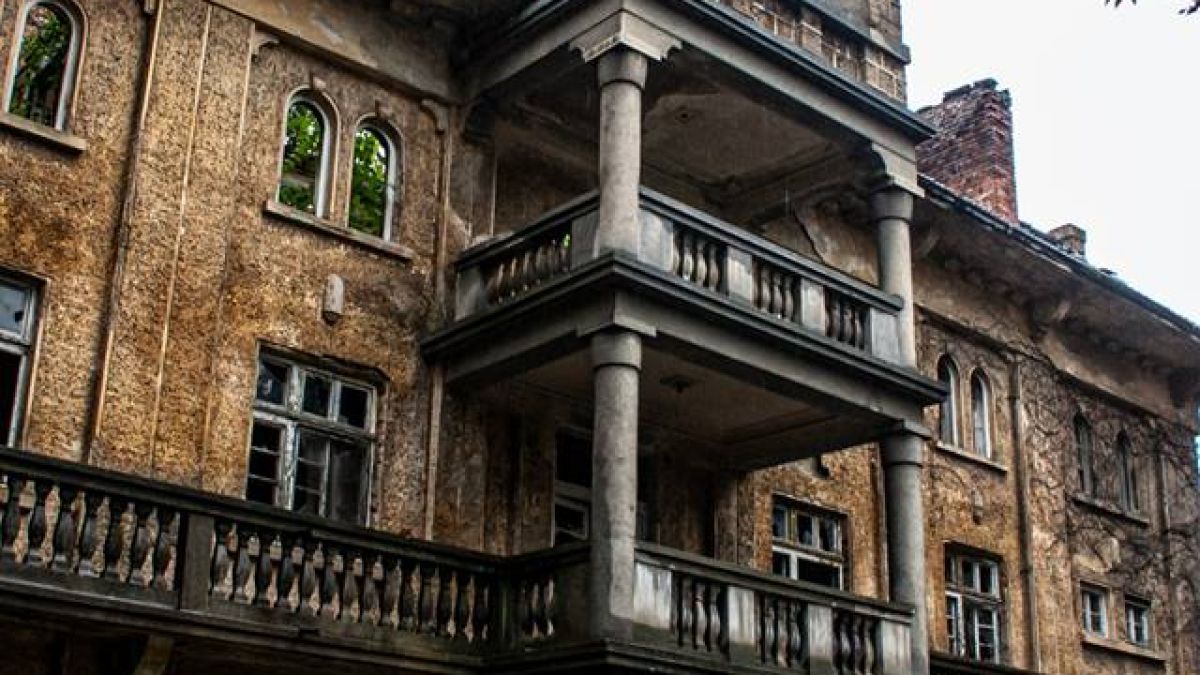 Изоставената вила на "българския Рокфелер" се превърна в призрачно свърталище (СНИМКИ)