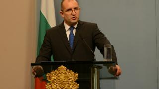 Румен Радев честити Цветница и католическия Великден 