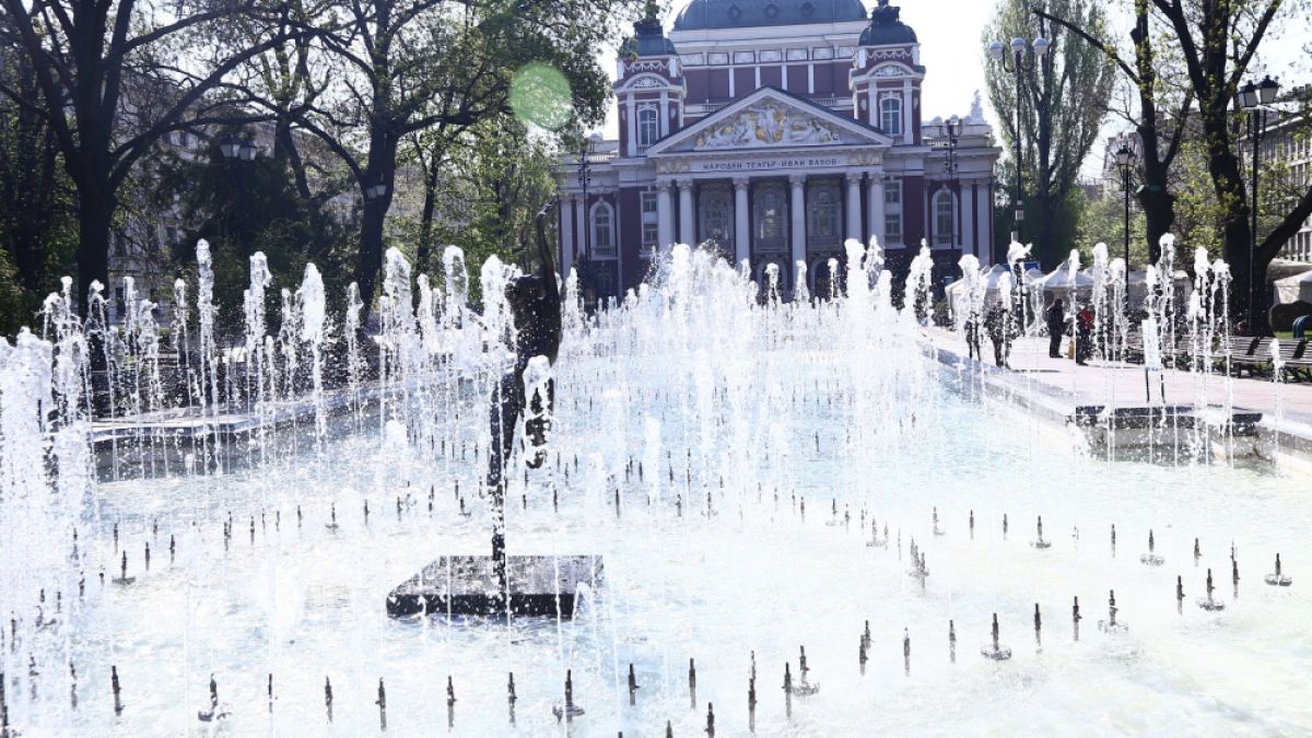 Фоторепортаж в БЛИЦ: Гореща сесия на девойки пред Народния театър в София!