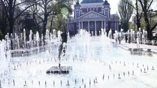 Фоторепортаж в БЛИЦ: Гореща сесия на девойки пред Народния театър в София!