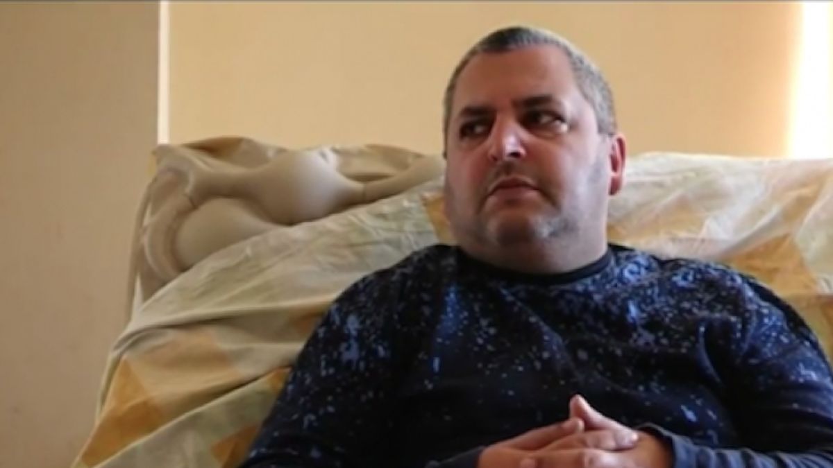 Баща на три деца, парализиран след катастрофа, остана без дом заради...