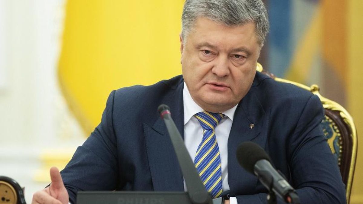 Съдии искат съд за Порошенко, внесен е и иск да му бъде отнета шоколадовата фабрика Roshen