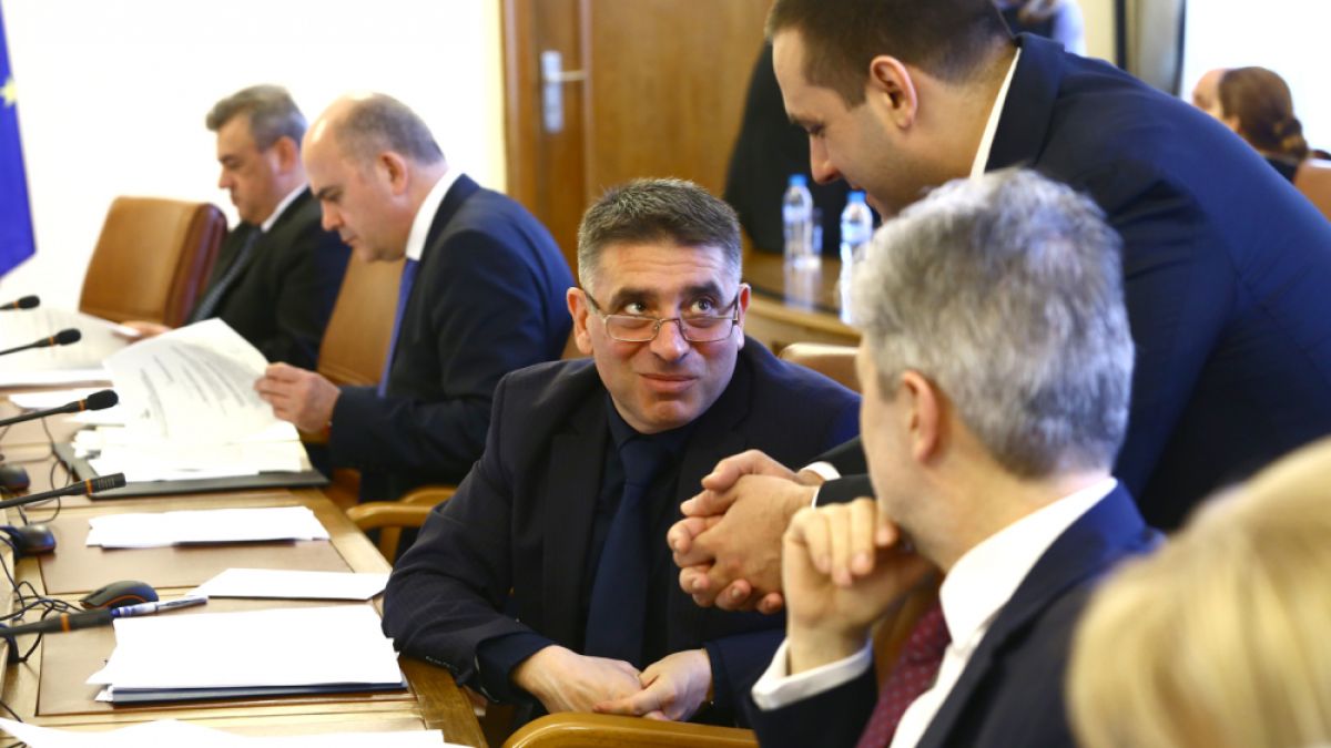 Версия: Данаил Кирилов хвърлил оставка заради...
