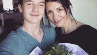 Скандални СНИМКИ: Синът на Кали интимен с нейна колежка!