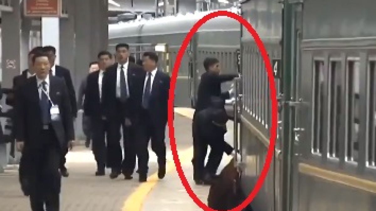 Уникално ВИДЕО на тичащи мъже с бели ръкавици край влака на Ким Чен-ун в Русия смая света 