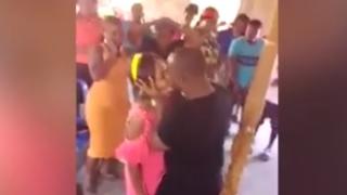 Срамно ВИДЕО: Пастор целува страстно жена, за да изгони демоните от нея