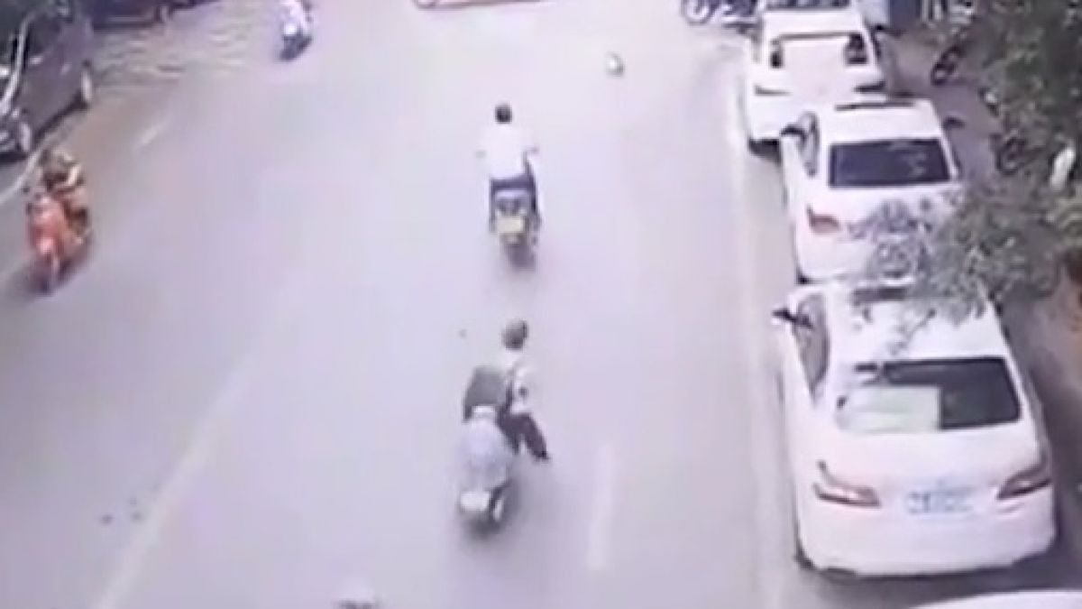 Шок! Жена едва не умря, след като гъска падна върху главата й (ВИДЕО)