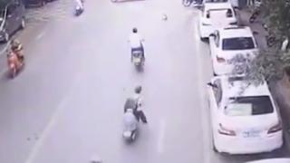 Шок! Жена едва не умря, след като гъска падна върху главата й (ВИДЕО)