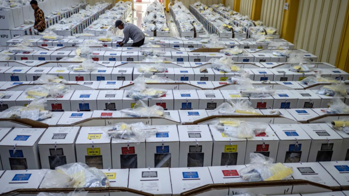 100 члена на комисии и полицаи измряха от изтощение на изборите в Индонезия 