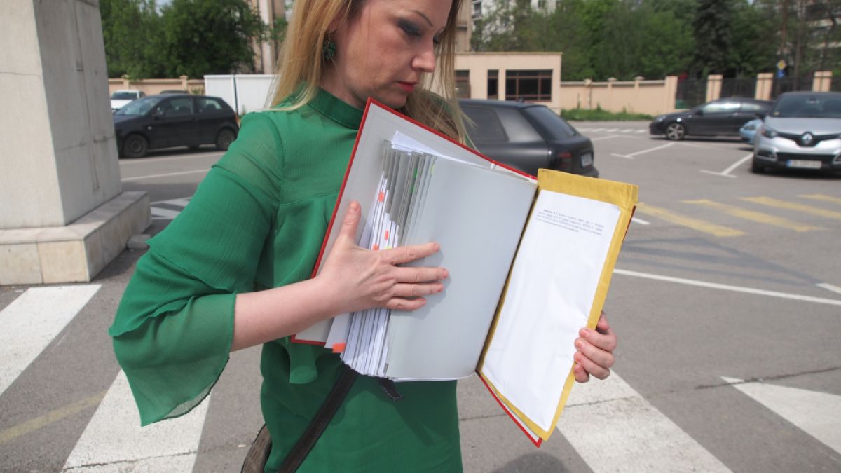 В запечатан плик БСП внесе записа „Ало, Банов съм” в спецпрокуратурата 