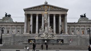 Австрия прие реформа, заради която може да намалеят помощите за чужденците