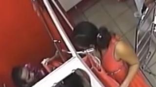 Побеснял мъж линчува крадлива циганка в столичен мол