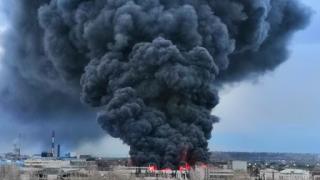 Шокиращи кадри от огромния пожар в завода за ракетите "Сармат" и "Синева" в Русия (СНИМКИ/ВИДЕО)