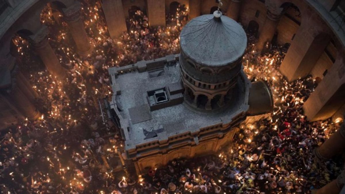 Чудото се случи! Благодатният огън слезе на Божи гроб в Йерусалим (ВИДЕО)