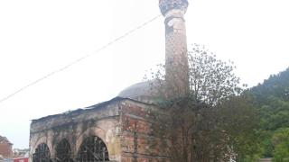 Силният вятър направи куп поразии в Кюстендил, бившата джамия не удържа на поривите