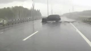 Експерти посочиха най-големите глупости на шофьорите при аквапланинг