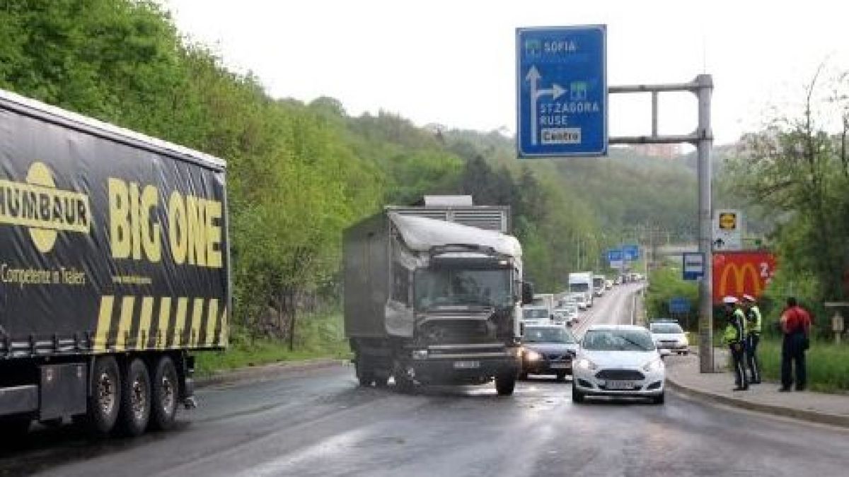Два тира се удариха до Търново и затапиха зверски движението (СНИМКИ)