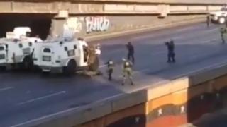 Преврат? Изстрели ехтят около авиобаза в Каракас, местните бягат в паника (ВИДЕО)
