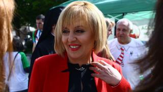 Мая Манолова вади още две „бързи“ поръчки, този път за...