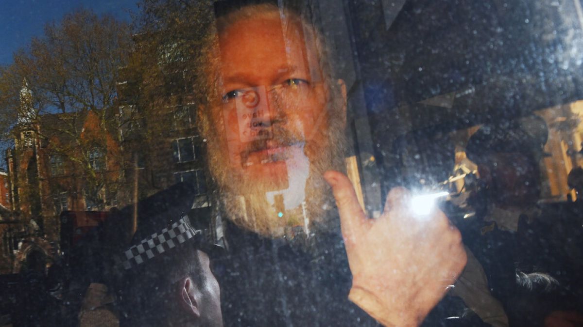 Сложиха Асандж в стъклена клетка, той се оплака, че го подслушват
